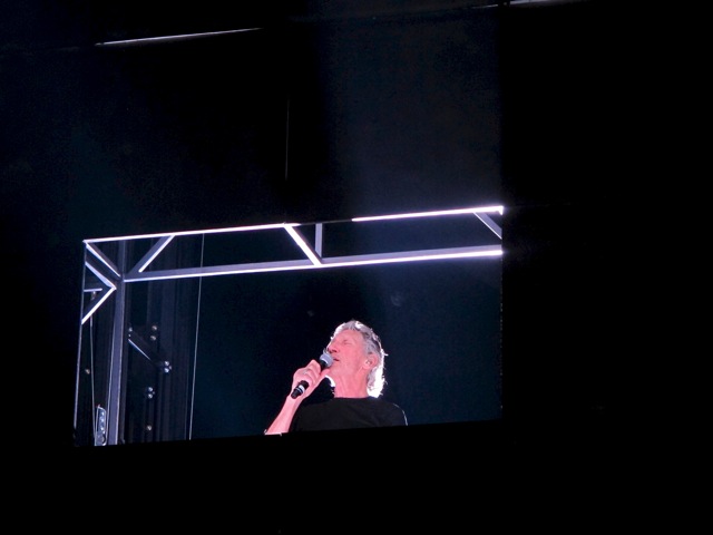 23 Roger Waters The Wall Sydney 2012-02-14.jpg